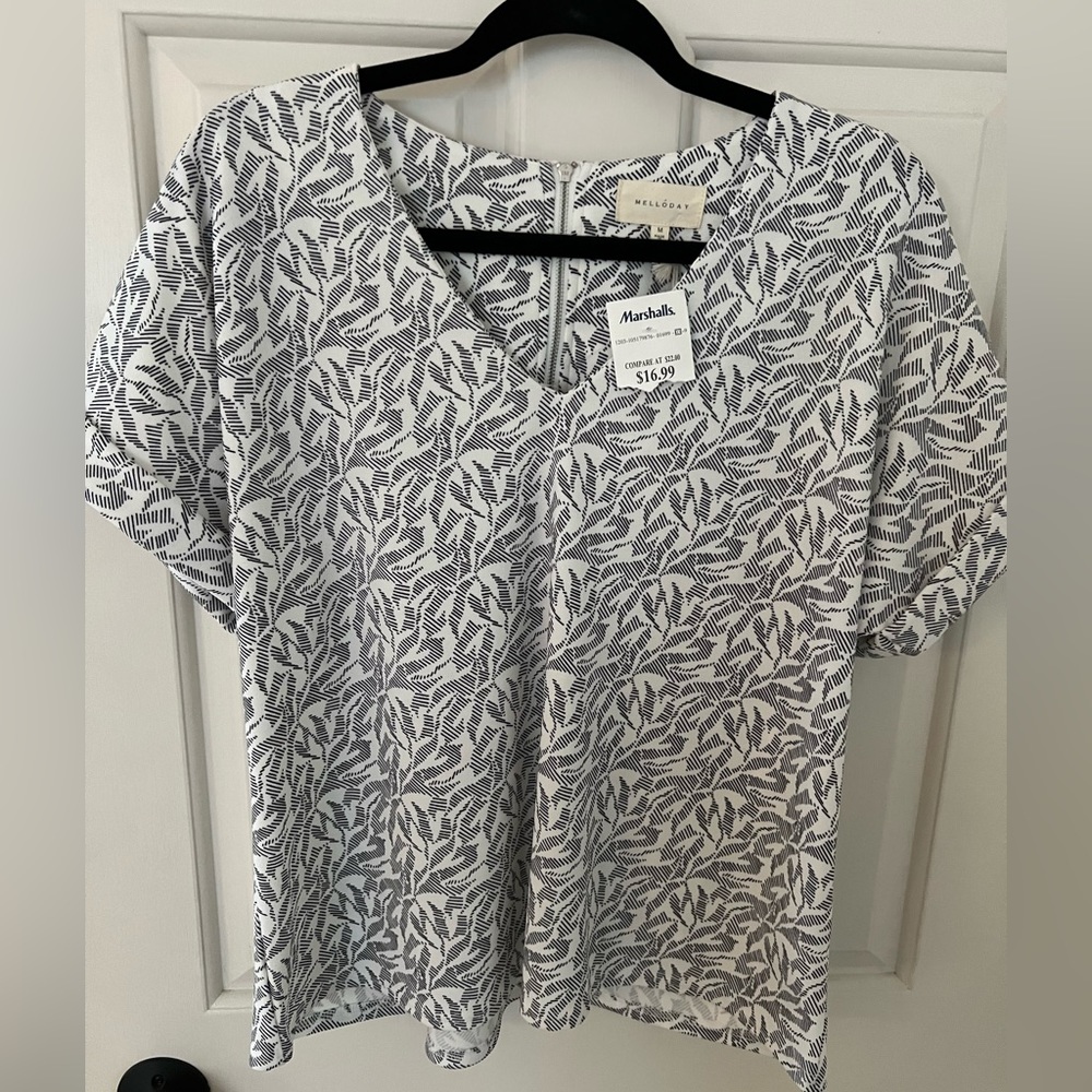 Melloday NWT Short Sleeve Blouse (Black/White floral pattern) Size M